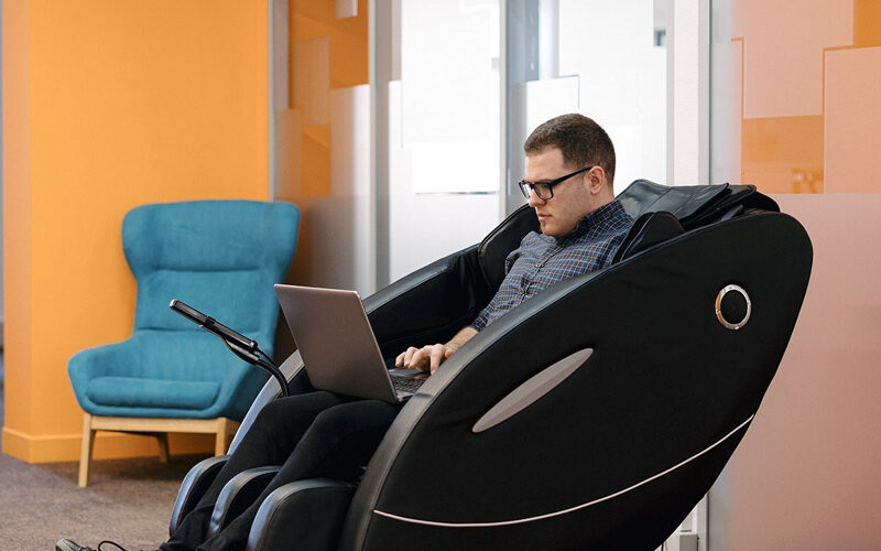 فواید صندلی ماساژ برای کارمندان